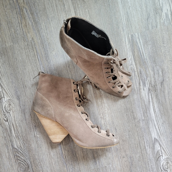 Trouve Shoes - Trouve Culton-Lea Lace-up Booties in Khaki